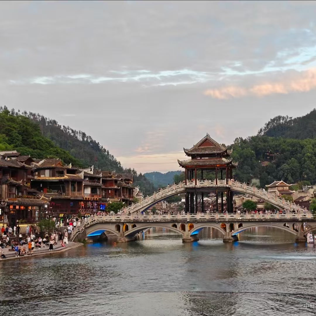 8-Day 7-Night Western Hunan Premier Tour: Zhangjiajie Peaks, Furong Waterfall Town & Fenghuang Ancient Town All-in-One